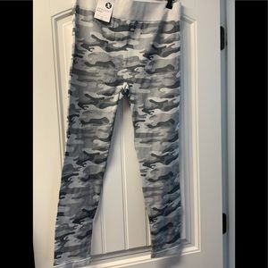 NWT Xersion leggings size M-L Gray camouflage